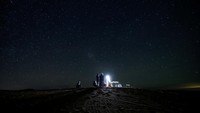 Keheningan gurun yang tenang, dipadukan dengan kejernihan langit malam, menyediakan kanvas yang sempurna untuk mengamati keajaiban alam semesta.