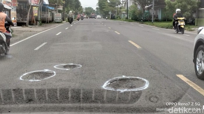 Jalan Raya Sumberejo-Bojonegoro Dipenuhi ‘Ranjau Darat’