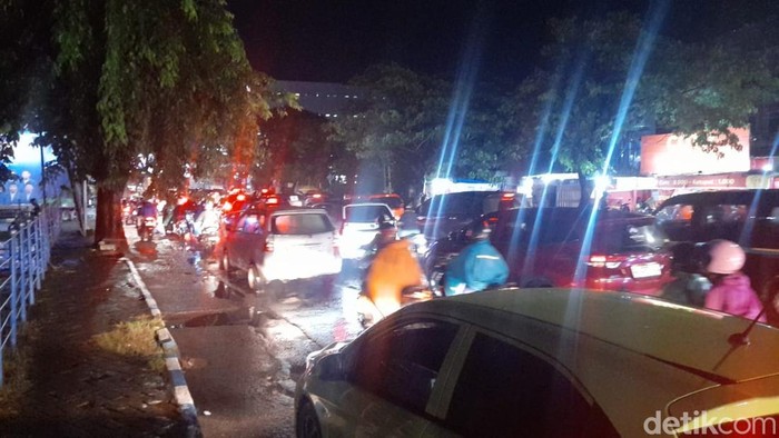 Kemacetan arus lalu lintas di Jalan Sultan Alauddin Makassar, Sulawesi Selatan (Sulsel).