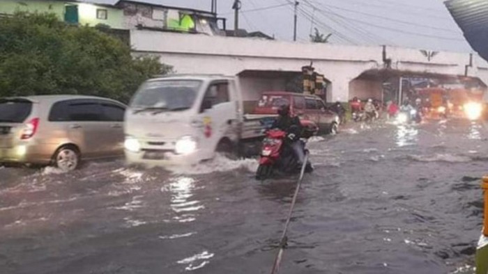 Jalur Pantura Pasuruan terendam banjir