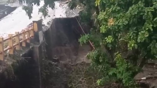 Jembatan Sori Tatanga, Kecamatan Pekat, Dompu, NTB, terkikis sebelum terputus akibat banjir bandang. (Istimewa)