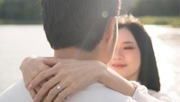 Sempat terpisah, tapi 12 tahun kemudian di tanggal yang sama, kamu melamarku. Dan kita memilih untuk terus bersama selamanya, sambungnya lagi. Foto: instagram Jessica Jane
