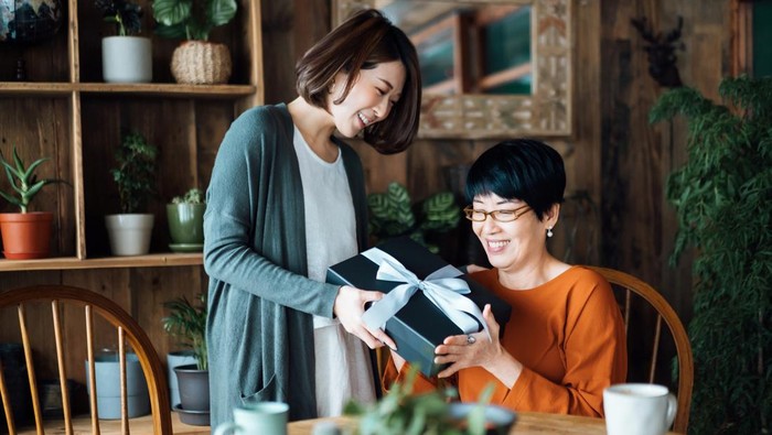 15+ Rekomendasi Kado untuk Hari Ibu Sederhana yang Bermanfaat dan Berkesan