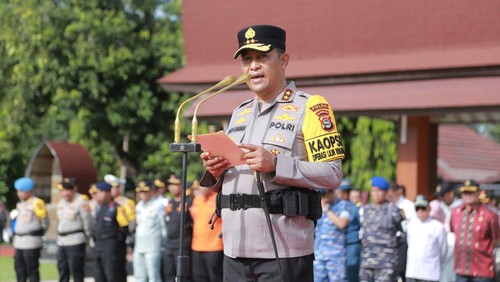 Kapolda NTB Irjen Hadi Gunawan pimpin apel pasukan persiapan Nataru di lapangan Bhara Daksa, Polda NTB, Jumat (20/12/2024).