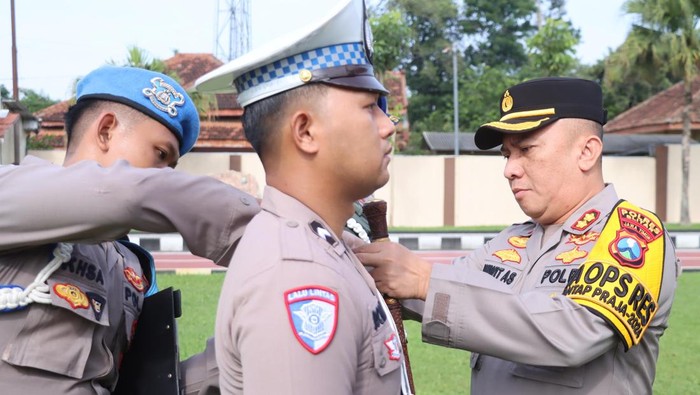 Kapolres Blitar AKBP Wiwit Adisatria pimpin apel gelar pasukan Operasi Lilin Semeru 2024