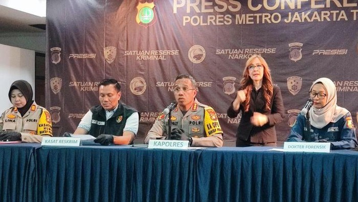 Kapolres Metro Jaktim Kombes Nicolas Ary Lilipaly (tengah) bersama Dokter Forensik Medikolegal RS Polri Asri Mega Ratri (paling kanan) (Antara)