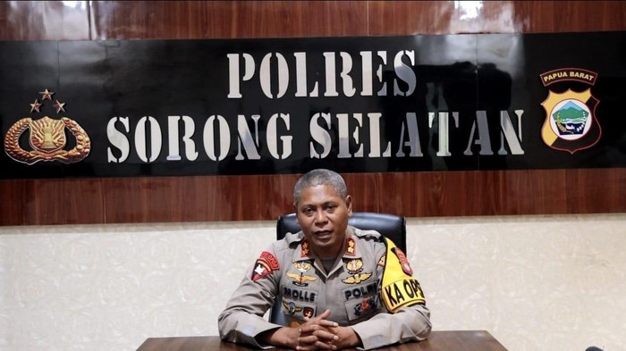 Kapolres Sorong Selatan, AKBP Gleen Rooi Molle saat memberikan keterangan kepada wartawan.