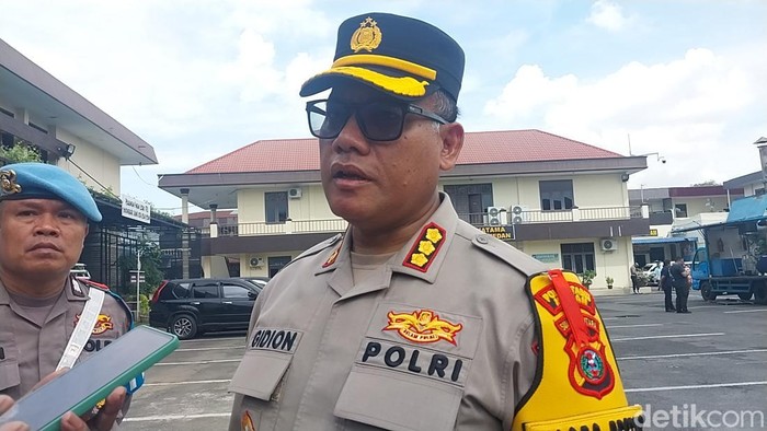 Kapolrestabes Medan Kombes Gidion Arif Setyawan saat diwawancarai di Polrestabes Medan, Jumat (20/12/2024). (Finta Rahyuni/detikSumut)