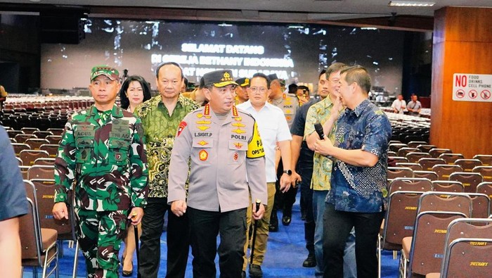 Kapolri dan Panglima TNI Tinjau Gereja Bethany di Surabaya