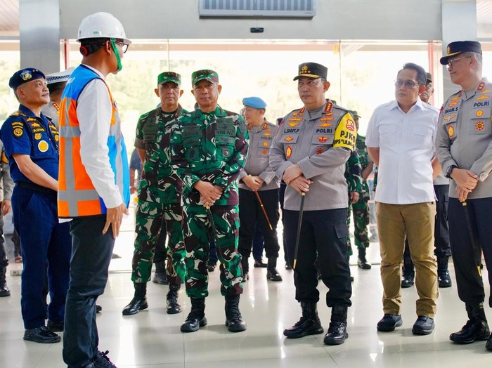 Kapolri dan Panglima TNI Tinjau Pelabuhan Tanjung Perak Jelang Libur Nataru