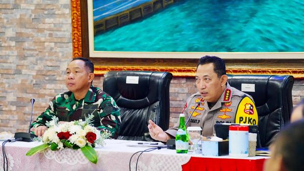 Kapolri dan Panglima TNI Tinjau Pelabuhan Tanjung Perak Jelang Libur Nataru