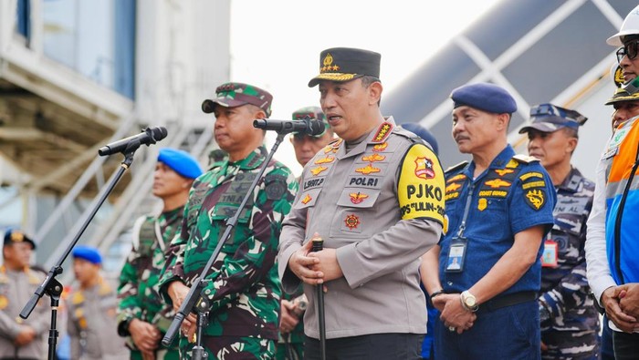 Kapolri dan Panglima TNI Tinjau Pelabuhan Tanjung Perak Jelang Libur Nataru