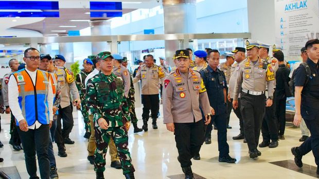 Kapolri dan Panglima TNI Tinjau Pelabuhan Tanjung Perak Jelang Libur Nataru