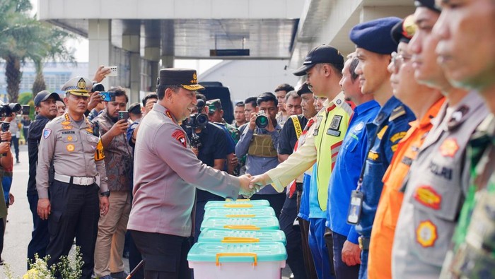 Kapolri inspeksi titik transportasi di Jatim untuk pastikan kesiapan hadapi libur Nataru.