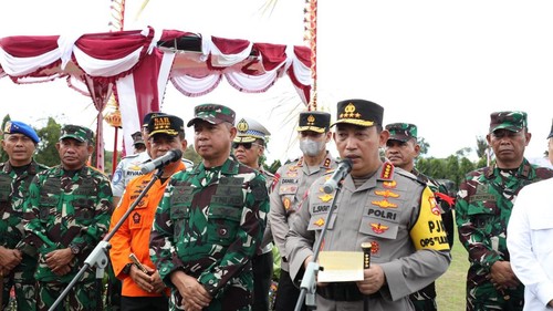 Kapolri Jenderal Listyo Sigit Prabowo dan Panglima TNI Jenderal Agus Subianto memberikan keterangan pers seusai apel gelar pasukan untuk pengamanan Nataru 2024/2025 di Denpasar, Jumat (20/12/2024). (Dok. Polda Bali)