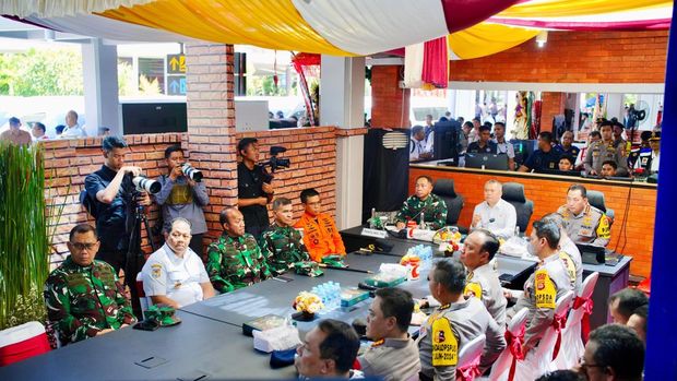 Kapolri, Menhub, dan Panglima TNI meninjau posko terpadu Bandara I Gusti Ngurah Rai, Badung, Bali.