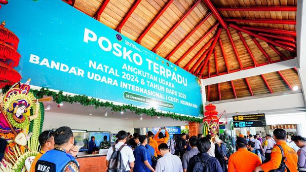 Kapolri, Menhub, dan Panglima TNI meninjau posko terpadu Bandara I Gusti Ngurah Rai, Badung, Bali.