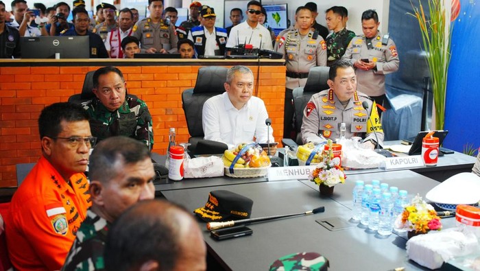 Kapolri, Menhub, dan Panglima TNI meninjau posko terpadu Bandara I Gusti Ngurah Rai, Badung, Bali.