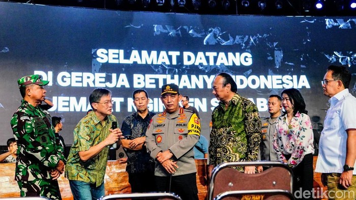 Kapolri-Panglima TNI Pastikan Kesiapan Pengamanan di Gereja Bethany Surabaya.
