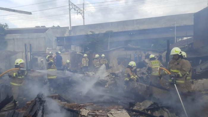 Kebakaran rumah tinggal di Menteng, Jakpus disebabkan korsleting listrik. Sebanyak 15 rumah hangus terbakar. (dok Damkar Jakpus)
