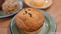 Bolo bunnya sendiri juga dihadirkan dalam banyak varian rasa. Kami mencicipi Chocolate Bolo Bun yang renyah di bagian atas tetapi lembut di dalam dan lumer isinya. Foto: detikcom/Diah Afrilian