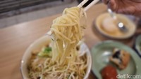 Mie yang lembut dipadukan dengan telur rebus, tahu, tauge, pacri nanas, dan isian lainnya. Namun rasanya sudah disesuaikan dengan selera Bandung, tidak autentik khas Singapura. Foto: detikcom/Diah Afrilian
