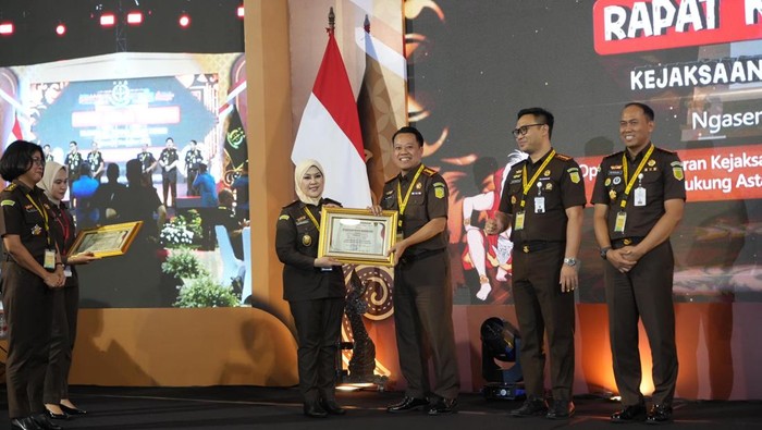 Kajari Bojonegoro menerima penghargaan dari Kajati Jatim Mia Amiati
