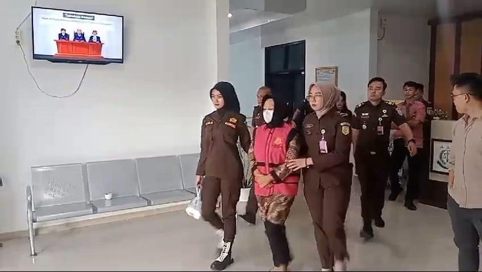 Kejari Mesuji menetapkan Kepala Dinas PPKBP3A Kabupaten Mesuji, Lampung, Herawati sebagai tersangka.