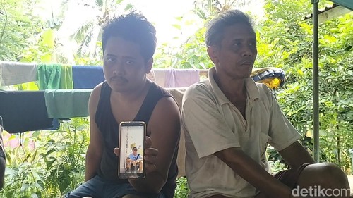 Keluarga I Ketut Ardika Yasa, PMI asal Jembrana yang meninggal dunia di kapal pesiar, Kamis (19/12/2024). (I Putu Adi Budiastrawan/detikBali)