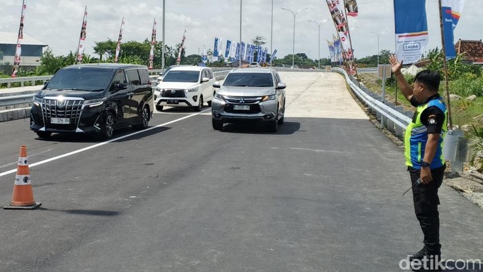 Kendaraan melintas arah GT tol Prambanan, Klaten, Jumat (20/12/2024).