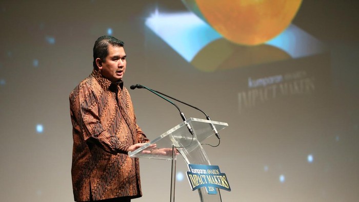 Presiden Prabowo Subianto (kelima kiri) didampingi Wapres Gibran Rakabuming Raka (ketiga kiri) bersama Presiden ketujuh  Joko Widodo (keempat kanan), Presiden keenam  Susilo Bambang Yudhoyono (keempat kiri), Wapres ke-13  Maruf Amin (kedua kanan), Wapres ke-12  Jusuf Kalla (ketiga kanan), Wapres ke-11  Boediono (kedua kiri), Menteri BUMN Erick Thohir (kiri), serta Menteri Investasi dan Hilirisasi/Kepala Badan Koordinasi Penanaman Modal Rosan Roeslani (kanan) meluncurkan secara simbolis badan pengelola investasi Daya Anagata Nusantara (Danantara) Istana Merdeka, Jakarta Pusat, Senin (24/2/2025). Presiden Prabowo mengatakan bahwa Danantara sebagai dana kekayaan Negara atau sovereign wealth fund Indonesia itu akan mengelola aset senilai lebih dari 900 miliar dolar AS, dengan proyeksi dana awal mencapai 20 miliar dolar AS. ANTARA FOTO/Muhammad Adimaja/app/nz