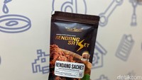 Ada juga Rendang SatSet yang bisa dinikmati orang dewasa. Dikemas dalam pouch ziplock, sehingga mudah dimakan dan cocok dibawa traveling. Foto: Detikcom / Atiqa Rana