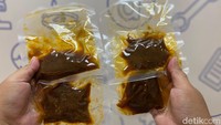 Di dalam pouch ziplock ini terdiri dari empat plastik vacuum rendang. Setiap plastiknya bisa dinikmati untuk satu kali makan. Foto: Detikcom / Atiqa Rana