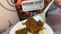 Rendang SatSet punya tipe rendang yang basah dan berminyak. Teksturnya juga lebih padat, berserat, dan tetap empuk. Foto: Detikcom / Atiqa Rana