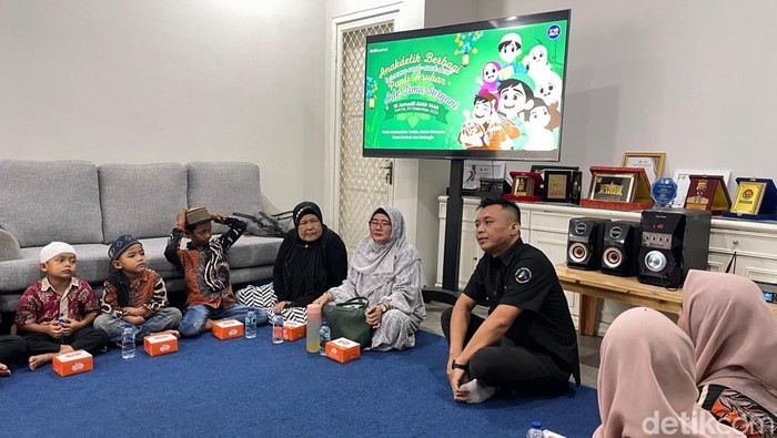 Keterangan foto: anakdetik berbagi bersama Panti Asuhan Ade Irma Suryani Nasution di Sumut (M Alfath Ishari/detikSumut))