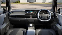 Masuk ke dalamnya terdapat Layar Panorama Trinity 30 inci, yang terdiri dari layar sentuh HD 12,3 inci + Cluster LCD 12,3 inci, + kontrol AC otomatis 5 inci.Foto: Dok. KIA