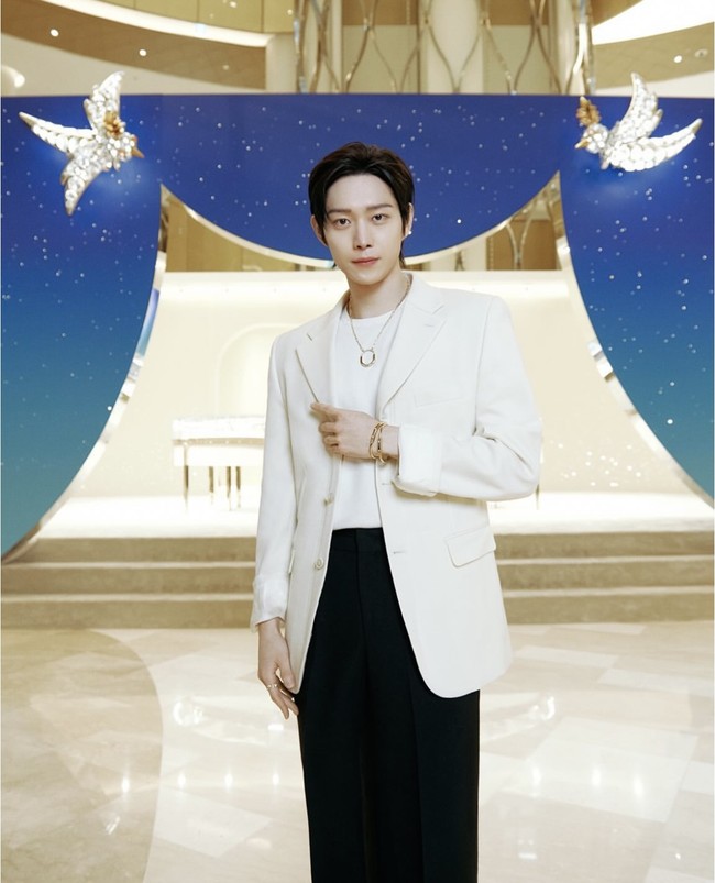 “Ini berlebihan… wajah aslinya sudah sempurna,” “Bukankah dia dikenal sebagai kembaran Kang Dong Won,” “Kenapa dia merubah hidungnya… Sedih sekali,” komentar netizen di forum komunitas Korea. Foto: dok. Instagram @youngdae0302