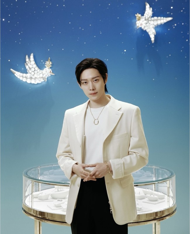 Kini banyak netizen dan penggemar yang bertanya-tanya alasan Kim Young Dae melakukan perubahan pada wajahnya. Foto: dok. Instagram @youngdae0302