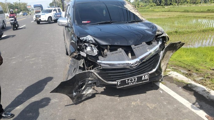 Kondisi mobil Avanza yang nyemplung ke sawah di Jalan Wates-Purworejo, Temon, Kulon Progo, Jumat (20/12/2024).