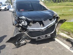 Byurr! Avanza Nyemplung Sawah di Kulon Progo gegara Hindari Pemotor