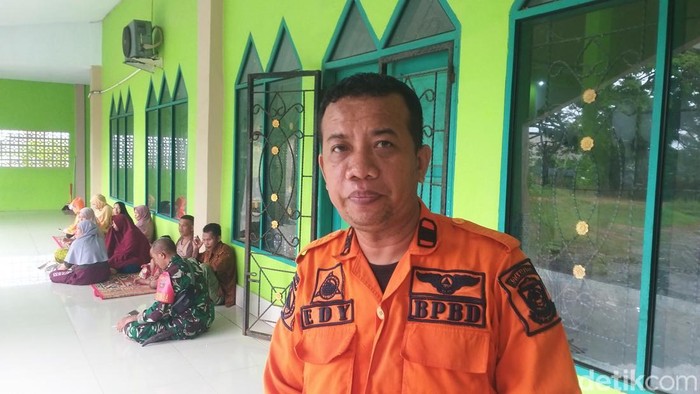 Koordinator Carester Tamalanrea-Biringkanaya BPBD Makassar Eddy Ahmad di lokasi pengungsian di Masjid Nurul Ikhlas BTN Kodam 3.
