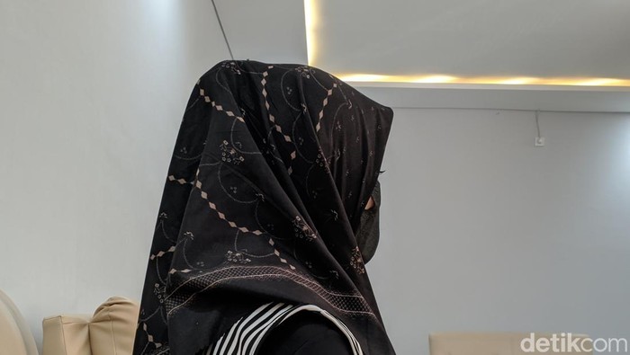 Ms X, salah satu korban pelecehan IWAS saat diwawancarai di Kota Mataram, Kamis (19/12/2024). (Ahmad Viqi/detikBali).