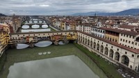 Koridor Vasari menghubungkan Palazzo Vecchio ke Palazzo Pitti, sebuah perjalanan nyata di atas kota dan sungai Arno.