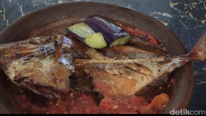 Kuliner ikan laut asap dan sambal mentah Warung Gardu Lamongan