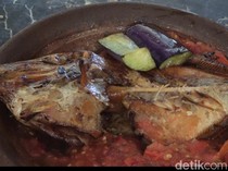 Warung Gardu, Sensasi Ikan Laut Asap dan Sambal Mentah Khas Lamongan