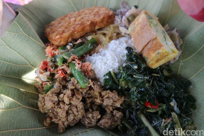Kuliner nasi jagung daun jati di Pati, Jumat (20/12/2024).