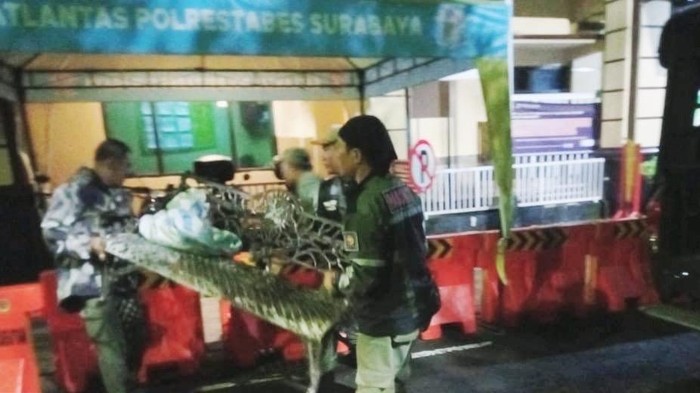 Kursi besi milik Pemkot Surabaya yang dicuri dua pemuda