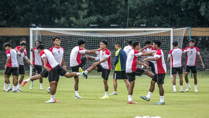 Pesepak bola timnas Indonesia Marselino Ferdinan (tengah) mengikuti latihan jelang pertandingan Asean Cup 2024 di Stadion Sriwedari, Solo, Jawa Tengah, Jumat (20/12/2024). Timnas Indonesia akan bertanding melawan timnas Filipina dalam penyisihan grup B Asean Cup 2024 di Stadion Manahan Sabtu (21/12/2024). ANTARA FOTO/Mohammad Ayudha/agr