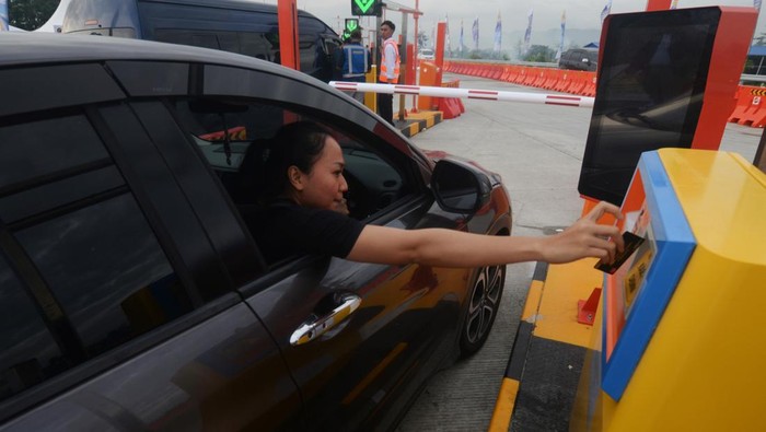 Libur Nataru, Tol Klaten-Prambanan Dibuka Fungsional Mulai Hari Ini Kendaraan melewati jalan tol fungsional Klaten-Prambanan di Gerbang Tol Prambanan, Jogonalan, Klaten, Jawa Tengah, Jumat (20/12/2024). PT Jasamarga Jogja Solo (JMJ) mulai membuka jalan tol fungsional Klaten-Prambanan secara gratis dari jam 06.00 WIB - 18.00 WIB, berlaku hingga tanggal 2 Januari 2025 untuk memperlancar arus lalu lintas pada libur Natal dan Tahun Baru 2025. ANTARA FOTO/Aloysius Jarot Nugroho/Spt.