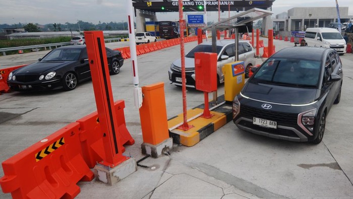 Libur Nataru, Tol Klaten-Prambanan Dibuka Fungsional Mulai Hari Ini Kendaraan melewati jalan tol fungsional Klaten-Prambanan di Gerbang Tol Prambanan, Jogonalan, Klaten, Jawa Tengah, Jumat (20/12/2024). PT Jasamarga Jogja Solo (JMJ) mulai membuka jalan tol fungsional Klaten-Prambanan secara gratis dari jam 06.00 WIB - 18.00 WIB, berlaku hingga tanggal 2 Januari 2025 untuk memperlancar arus lalu lintas pada libur Natal dan Tahun Baru 2025. ANTARA FOTO/Aloysius Jarot Nugroho/Spt.